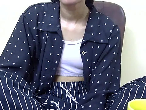 smallcuute online show from October 30, 6:52 pm