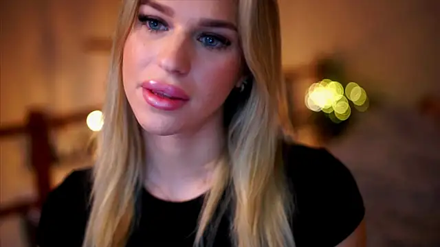 Snapshot of Emilyvanroessel chatting on October 1, 11:38 am Emilyvanroessel online show from October 1, 11:38 am