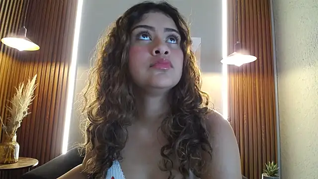 Snapshot of CurlyDani chatting on April 7, 2:01 am CurlyDani online show from April 7, 2:01 am