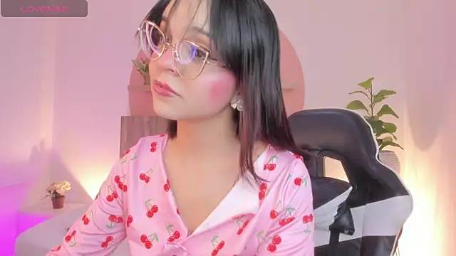 Snapshot of Clara_Luu chatting on June 27, 2:49 am Clara Luu online show from June 27, 2:49 am