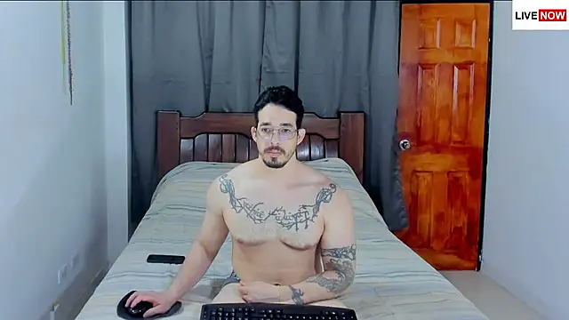 Snapshot of Hunter_Hoott chatting on March 27, 12:38 am Hunter Hoott online show from March 27, 12:38 am