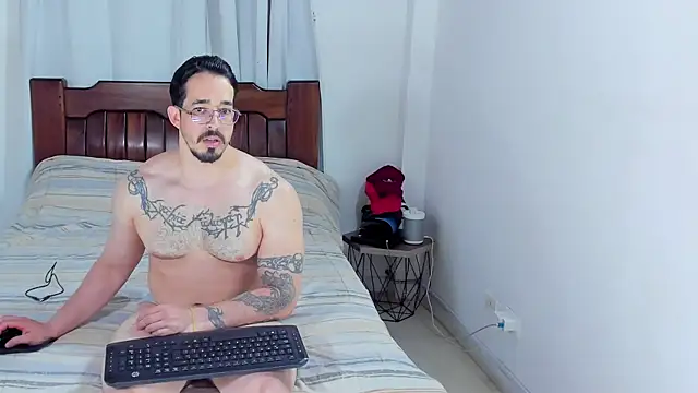Snapshot of Hunter_Hoott chatting on June 15, 12:24 am Hunter Hoott online show from June 15, 12:24 am