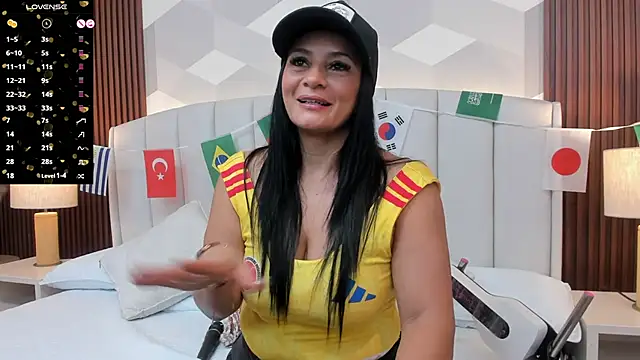 Snapshot of Mommy_Naughty chatting on June 27, 10:53 am Mommy Naughty online show from June 27, 10:53 am