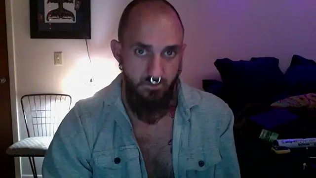 Snapshot of Bearlyfuckinglogan chatting on October 24, 8:11 am Bearlyfuckinglogan online show from October 24, 8:11 am