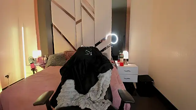 EmmaStonns online show from March 10, 12:43 pm