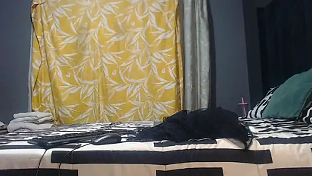 Snapshot of SEXYHUGEASS21 chatting on July 15, 5:45 am SEXYHUGEASS21 online show from July 15, 5:45 am