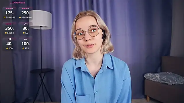 Snapshot of EdaKirkIin chatting on October 4, 6:22 am EdaKirkIin online show from October 4, 6:22 am