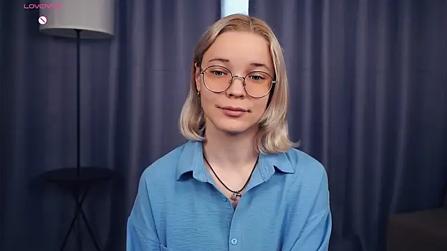 Snapshot of EdaKirkIin chatting on October 6, 6:33 am EdaKirkIin online show from October 6, 6:33 am