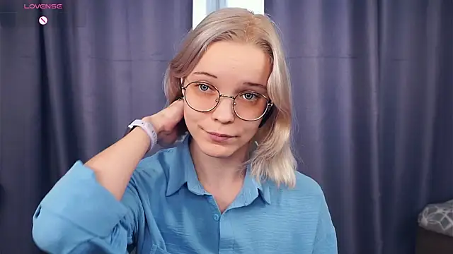 Snapshot of EdaKirkIin chatting on October 13, 5:29 am EdaKirkIin online show from October 13, 5:29 am