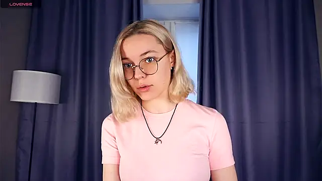 Snapshot of EdaKirkIin chatting on November 6, 5:30 am EdaKirkIin online show from November 6, 5:30 am