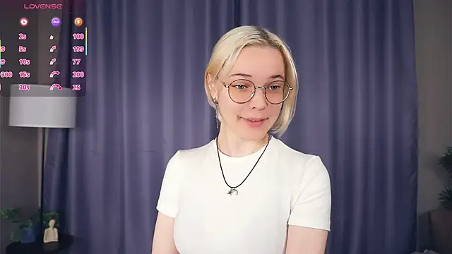 Snapshot of EdaKirkIin chatting on December 4, 5:39 am EdaKirkIin online show from December 4, 5:39 am