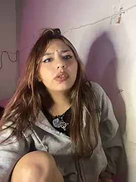 Snapshot of SoftLady_S33 chatting on May 22, 3:46 am SoftLady S33 online show from May 22, 3:46 am