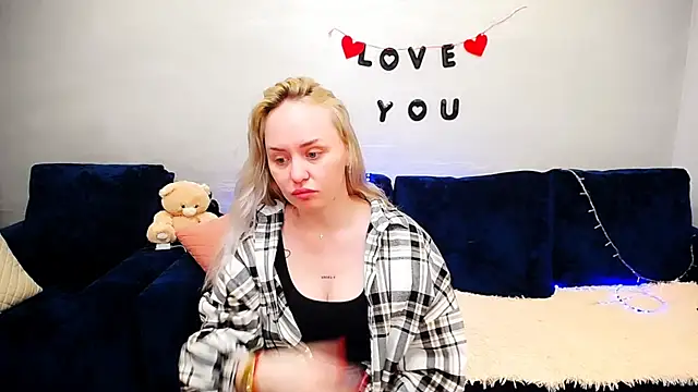 Snapshot of LiluMoon__ chatting on March 29, 3:34 pm LiluMoon online show from March 29, 3:34 pm