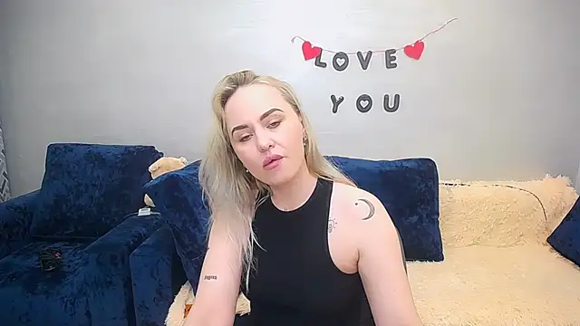 Snapshot of LiluMoon__ chatting on April 1, 12:17 pm LiluMoon online show from April 1, 12:17 pm