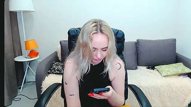 Snapshot of LiluMoon__ chatting on April 1, 1:41 pm LiluMoon online show from April 1, 1:41 pm