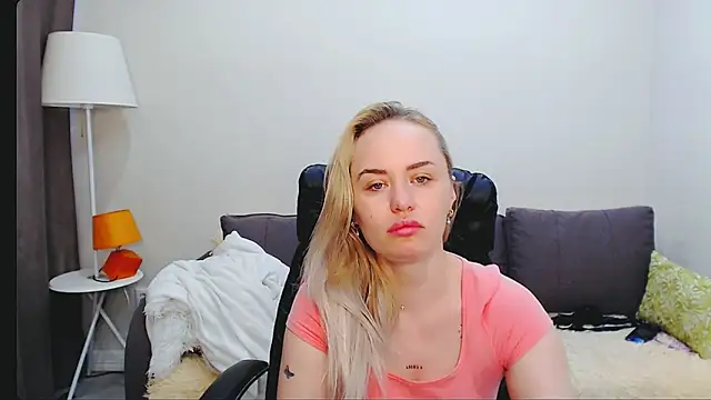Snapshot of LiluMoon__ chatting on April 2, 6:33 am LiluMoon online show from April 2, 6:33 am