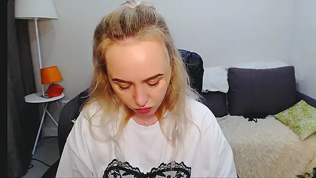 Snapshot of LiluMoon__ chatting on April 2, 6:38 pm LiluMoon online show from April 2, 6:38 pm
