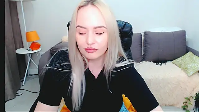 Snapshot of LiluMoon__ chatting on April 3, 3:54 pm LiluMoon online show from April 3, 3:54 pm