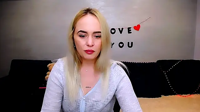Snapshot of LiluMoon__ chatting on April 9, 4:23 pm LiluMoon online show from April 9, 4:23 pm