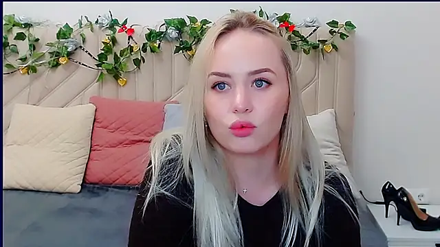 Snapshot of LiluMoon__ chatting on April 17, 4:43 pm LiluMoon online show from April 17, 4:43 pm