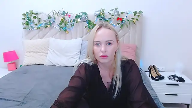 Snapshot of LiluMoon__ chatting on April 21, 4:01 pm LiluMoon online show from April 21, 4:01 pm