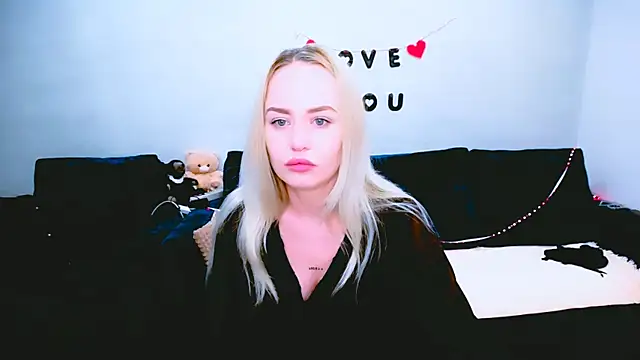 Snapshot of LiluMoon__ chatting on April 22, 6:49 am LiluMoon online show from April 22, 6:49 am