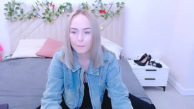 Snapshot of LiluMoon__ chatting on April 27, 11:19 am LiluMoon online show from April 27, 11:19 am