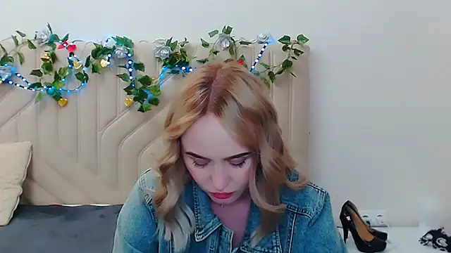 Snapshot of LiluMoon__ chatting on April 29, 4:33 pm LiluMoon online show from April 29, 4:33 pm