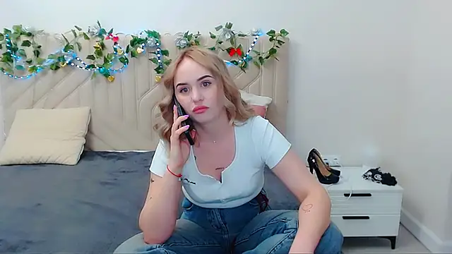 Snapshot of LiluMoon__ chatting on April 29, 5:30 pm LiluMoon online show from April 29, 5:30 pm