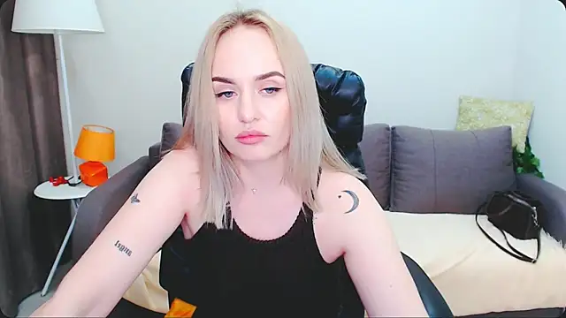 Snapshot of LiluMoon__ chatting on April 30, 4:24 pm LiluMoon online show from April 30, 4:24 pm