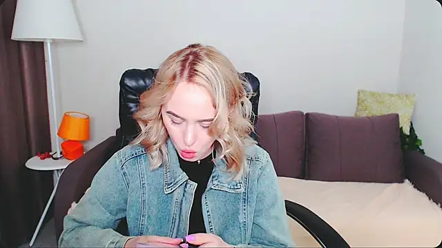 Snapshot of LiluMoon__ chatting on May 1, 4:11 pm LiluMoon online show from May 1, 4:11 pm