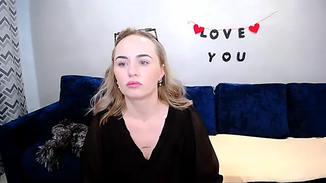 Snapshot of LiluMoon__ chatting on May 3, 7:03 am LiluMoon online show from May 3, 7:03 am