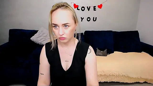 Snapshot of LiluMoon__ chatting on May 9, 12:43 pm LiluMoon online show from May 9, 12:43 pm