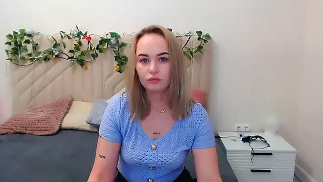 Snapshot of LiluMoon__ chatting on May 14, 11:28 am LiluMoon online show from May 14, 11:28 am
