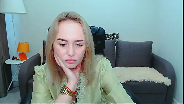 Snapshot of LiluMoon__ chatting on May 17, 11:17 am LiluMoon online show from May 17, 11:17 am
