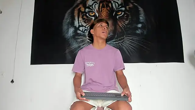 Snapshot of tyler_twink_boy chatting on May 25, 1:17 pm tyler twink boy online show from May 25, 1:17 pm