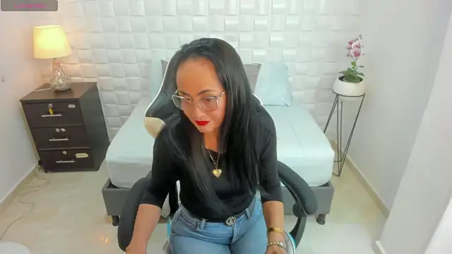 yulitza1025 online show from November 26, 12:06 pm