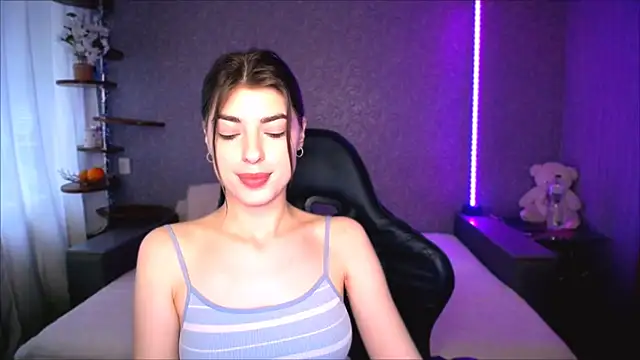 Snapshot of Dianaa_Lee0 chatting on May 11, 2:45 pm Dianaa Lee0 online show from May 11, 2:45 pm
