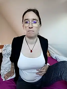 Snapshot of Sophierob1 chatting on April 14, 7:03 am Sophierob1 online show from April 14, 7:03 am
