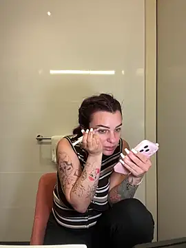 Snapshot of OliviaaFischer chatting on June 5, 1:50 pm OliviaaFischer online show from June 5, 1:50 pm