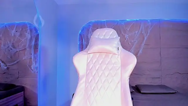 Snapshot of RenataLeclair chatting on October 31, 4:30 pm RenataLeclair online show from October 31, 4:30 pm