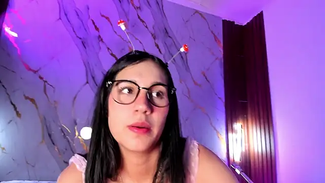 Emmiicute online show from August 3, 8:23 pm