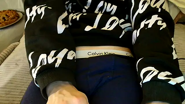 Snapshot of Breezydicksn chatting on December 1, 10:04 pm Breezydicksn online show from December 1, 10:04 pm