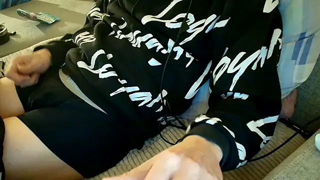 Snapshot of Breezydicksn chatting on December 2, 10:05 pm Breezydicksn online show from December 2, 10:05 pm