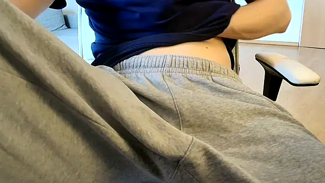 Snapshot of Breezydicksn chatting on May 6, 2:44 pm Breezydicksn online show from May 6, 2:44 pm