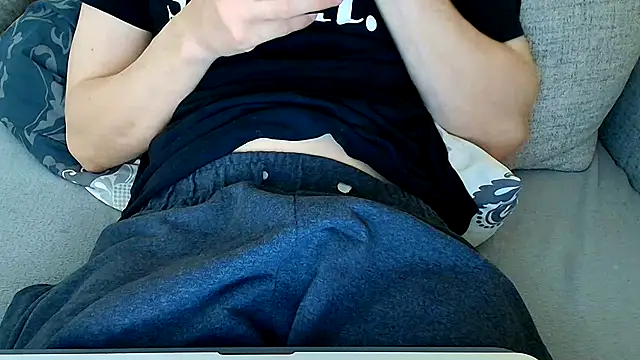 Snapshot of Breezydicksn chatting on May 20, 9:43 pm Breezydicksn online show from May 20, 9:43 pm