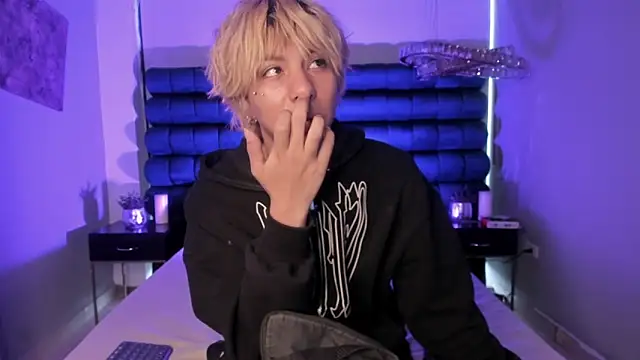 OliIverr22 online show from December 18, 11:49 am