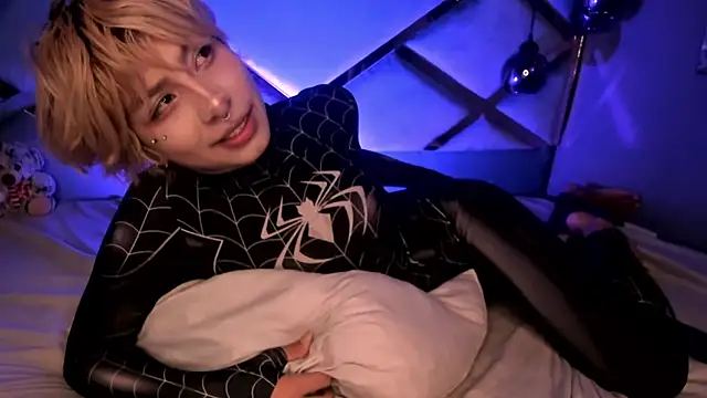 OliIverr22 online show from December 21, 1:24 am