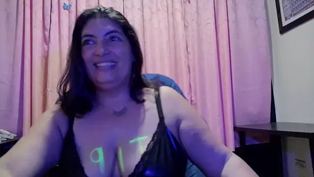 Snapshot of lina_maria99 chatting on April 7, 1:50 am lina maria99 online show from April 7, 1:50 am