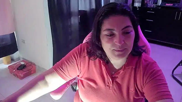 Snapshot of lina_maria99 chatting on May 5, 3:53 pm lina maria99 online show from May 5, 3:53 pm